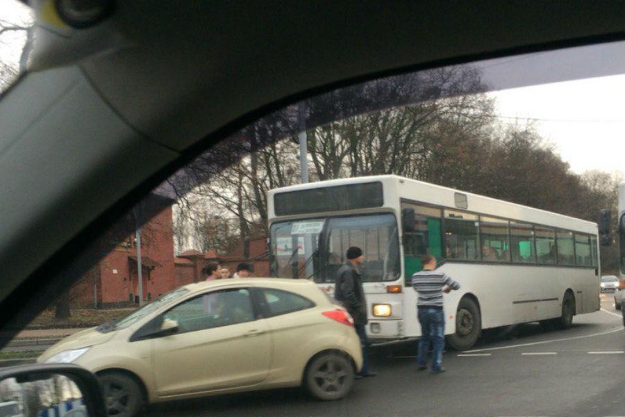На новом кольце на Василевского столкнулись «Форд» и автобус (фото)