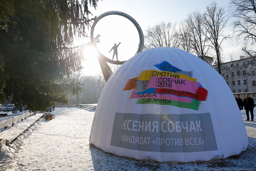 Одна на экскаватор: Ксения Собчак приехала в Калининград (фото)