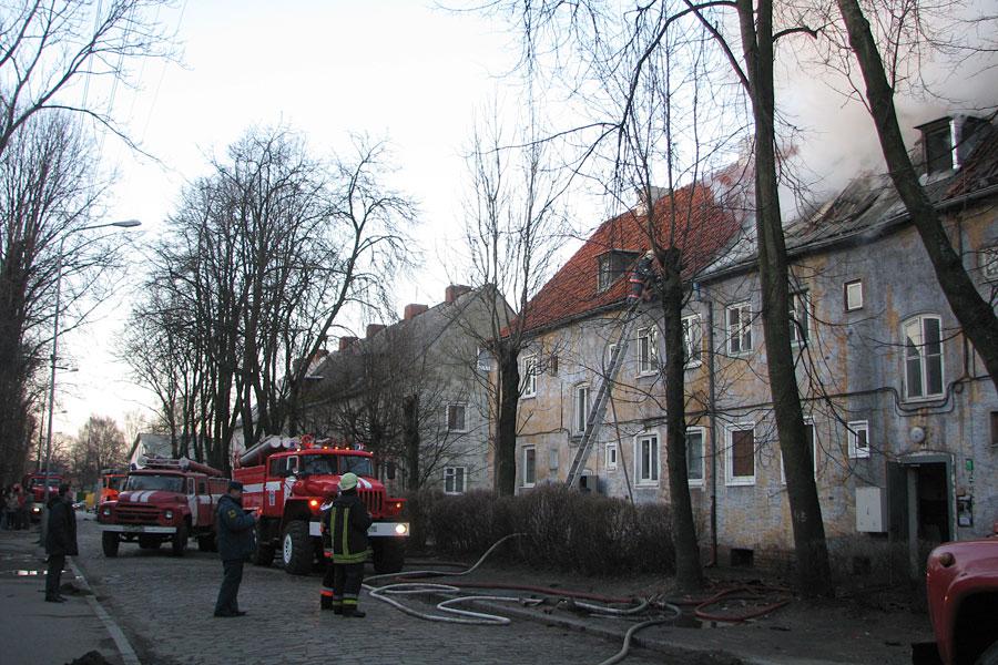 В Калининграде при пожаре в жилом доме погиб человек (фото)