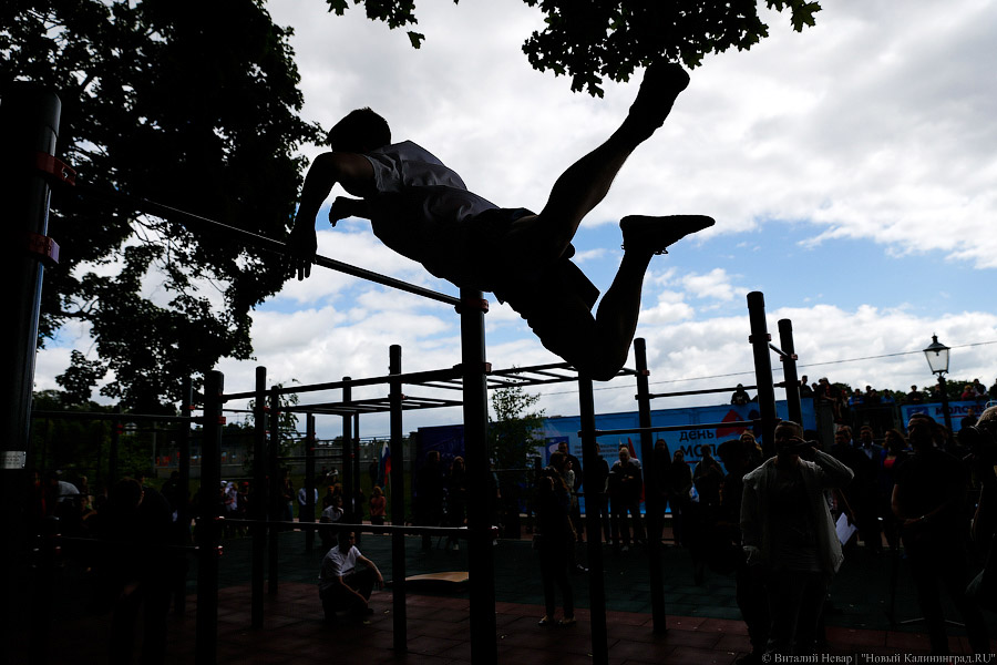 Воспитание улицей: как в Калининграде открывали площадку для воркаута