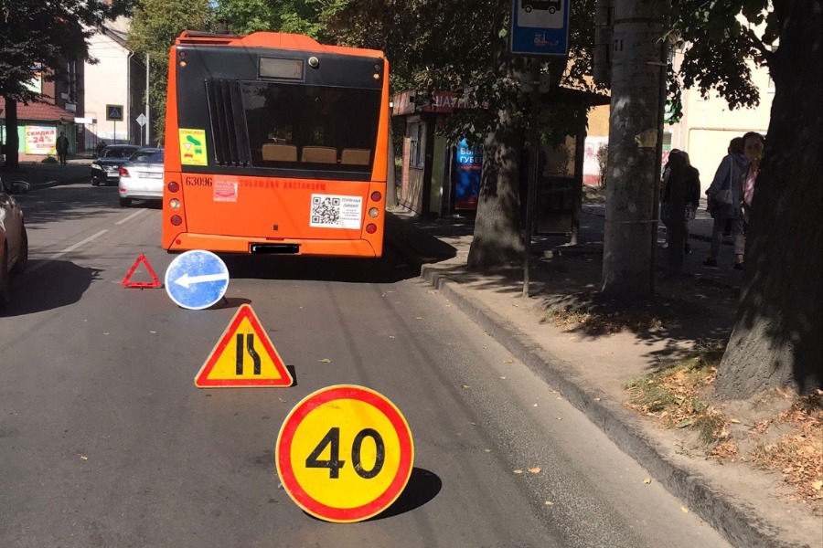 После падения в автобусе на ул. Батальной две пассажирки попали в больницу