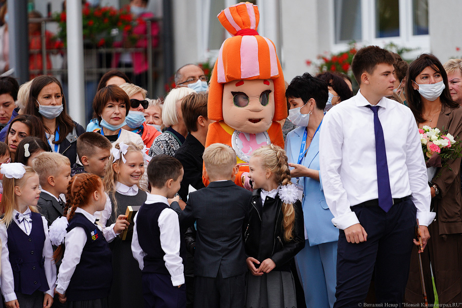 Серьёзное дело: как прошла первая линейка в самой новой школе Калининграда