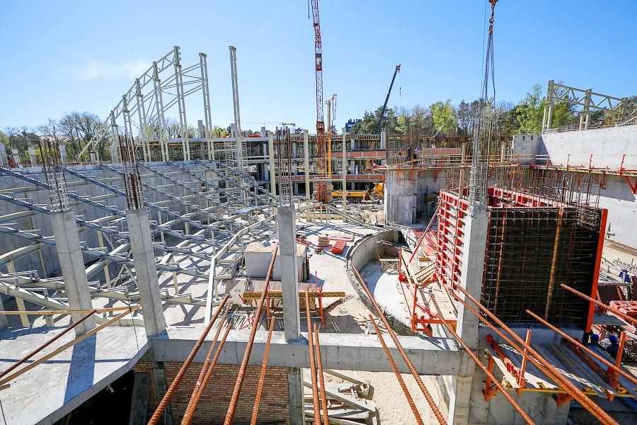 Далеко ли до Юрмалы: как губернатор Николай Цуканов стройплощадку Театра эстрады навещал