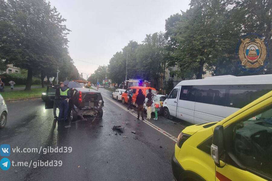 В Калининграде на ул. А. Невского произошло массовое ДТП (фото)
