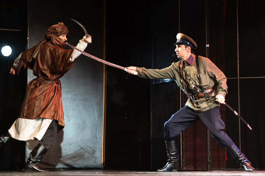 «Профессия — Родину защищать»: в музтеатре Калининграда поставили легендарных «Офицеров» (фото)