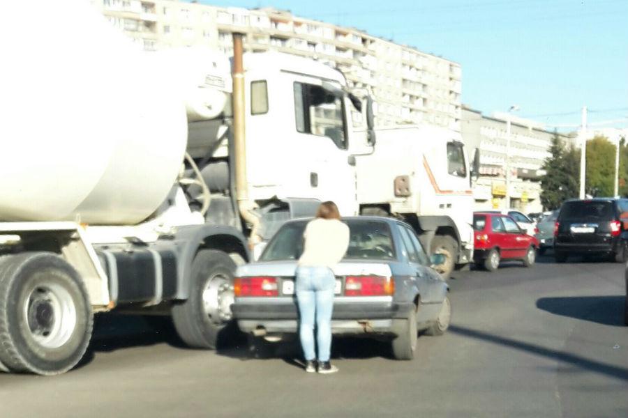 На Московском проспекте Калининграда столкнулись «БМВ» и бетономешалка (фото)