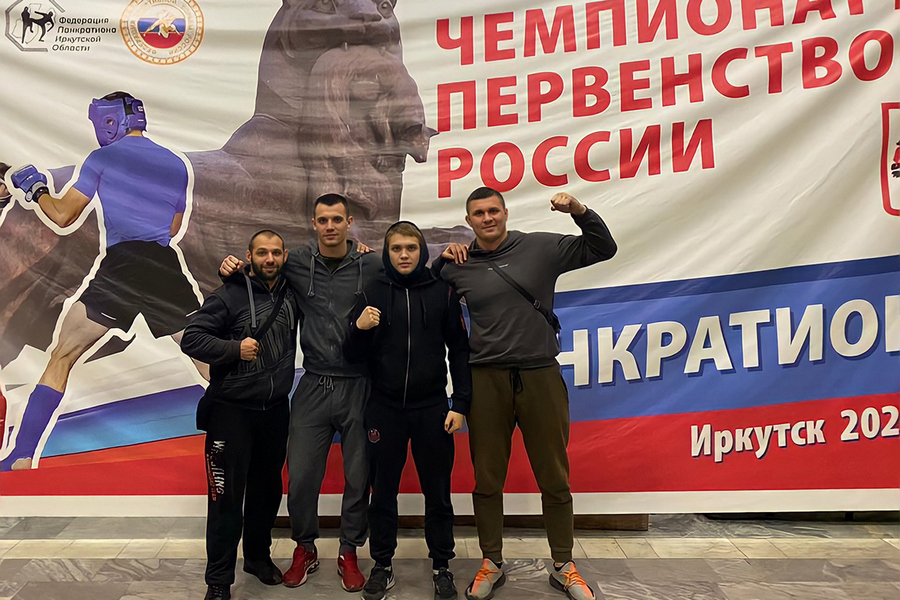 Слева направо: Иван Черных (тренер), Роман Карасёв, Александр Лунёв, Дмитрий Заболотный (тренер). Фото предоставлено министерством спорта Калининградской области