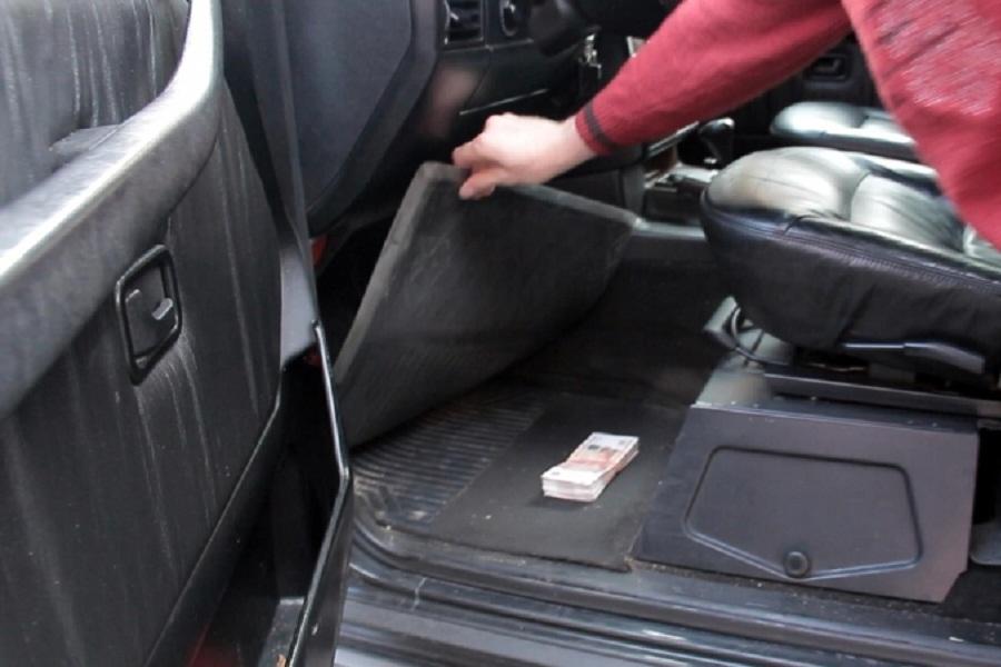 Подозреваемый во взятке в 700 тысяч чиновник был уволен из СК за пьяный дебош