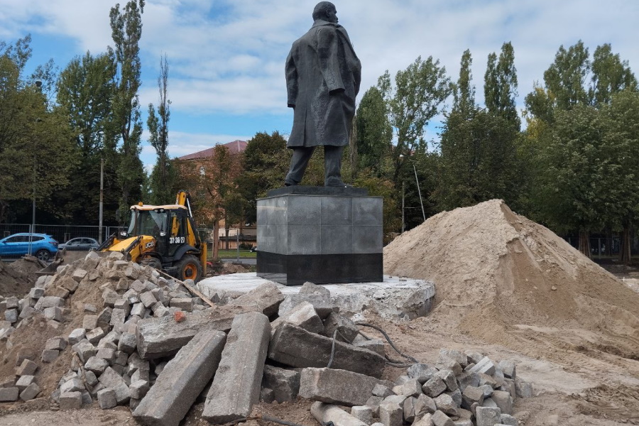 «Ни в коем случае не посягаем»: власти прокомментировали строительные работы у памятника Ленину (фото)