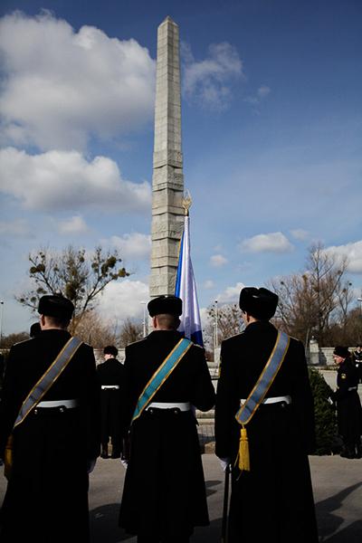 «И снова победа»: возложение венков и цветов на мемориале 1200 воинам-гвардейцам 