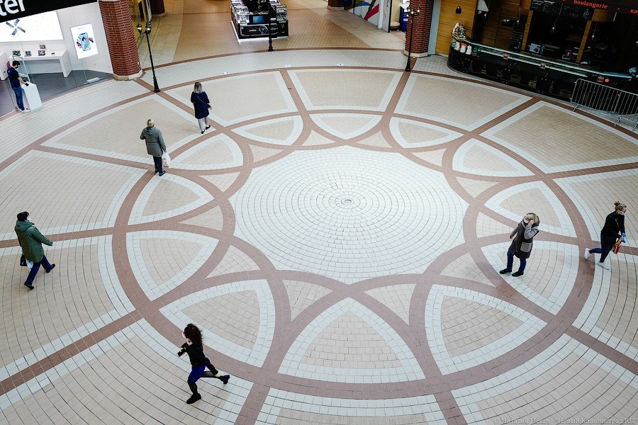 В масках и на дистанции: в Калининграде открылись торговые центры и парикмахерские