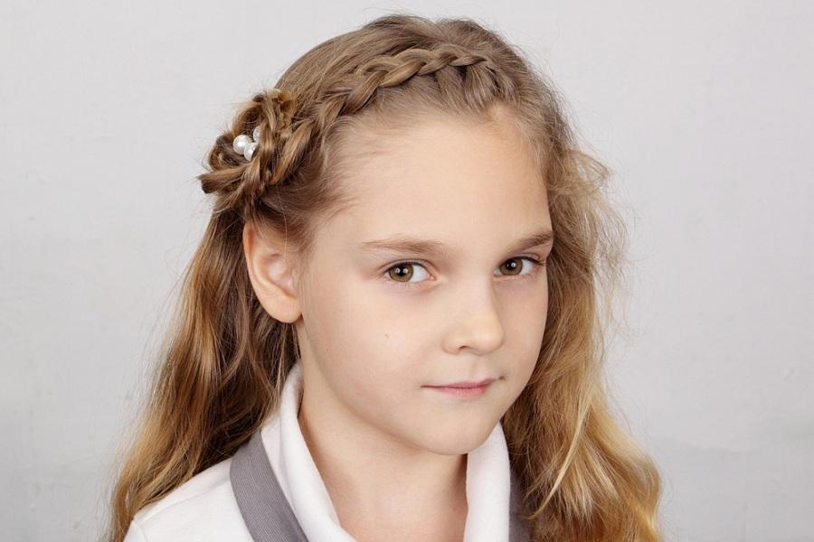 Пара косичек: две простые детские прически для утренника