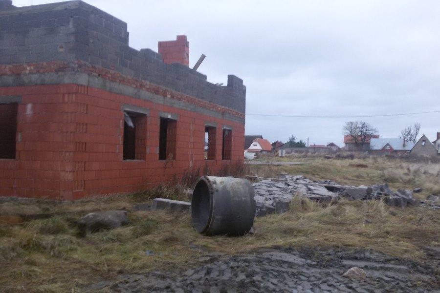 Под Калининградом обвалилась стена строящегося дома (фото)