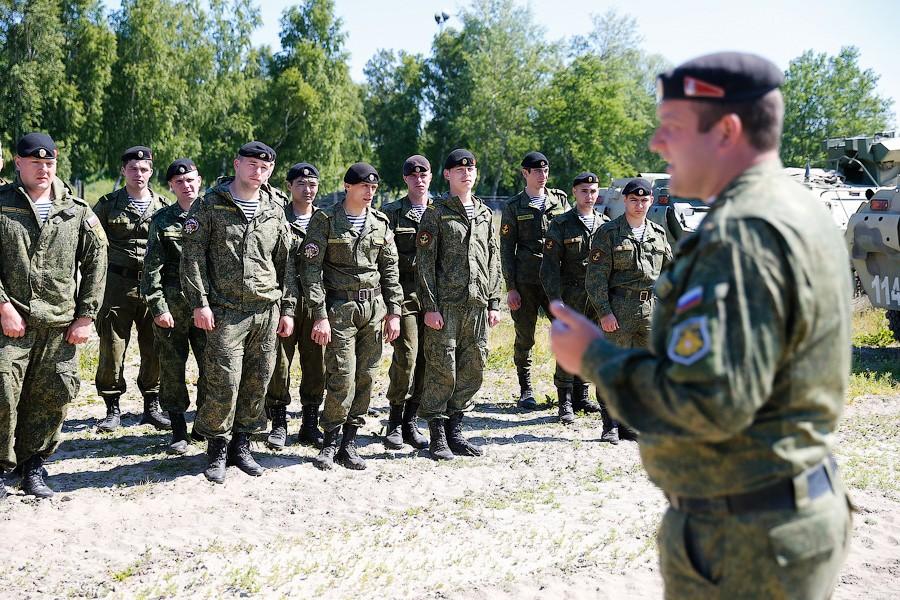 «Вальс бронетранспортёров»: в Хмелевке прошло военно-морское дерби 