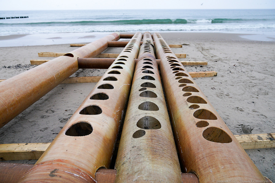 Серферы против гребенок: в Зеленоградске начали установку 40-тонных волноломов (фото)