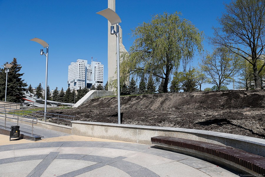 После потопа появились новые трещины на памятнике морякам-балтийцам (фото)