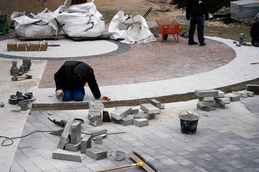 Объять необъятное: что происходит на ул. Рокоссовского, где никак не завершится ремонт (фото)