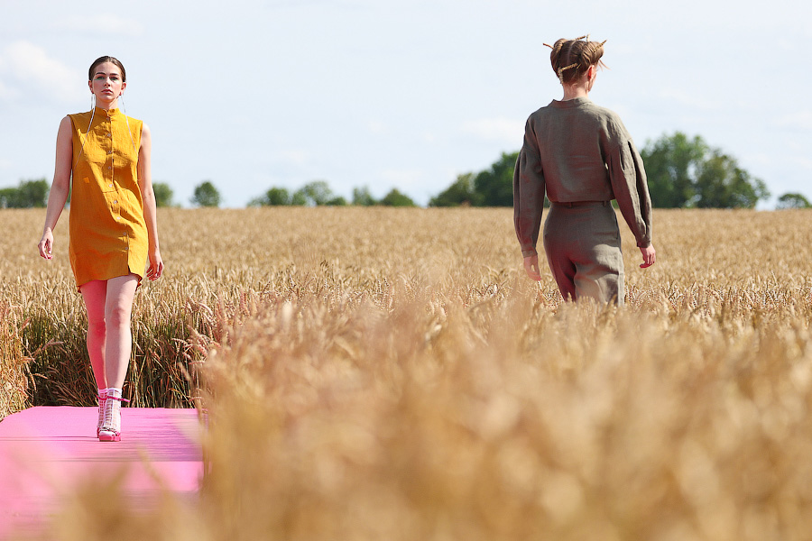 Один в поле — дизайнер: на Дне поля прошёл модный показ в колосьях (фото)