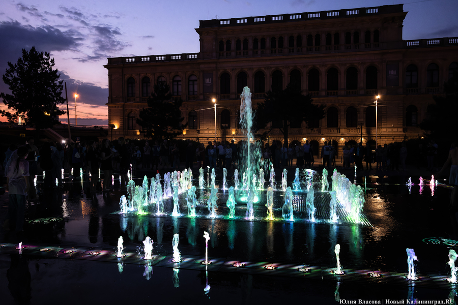Огни, вода и гимн России: как работает «поющий» фонтан у Кёнигсбергской биржи (фото)