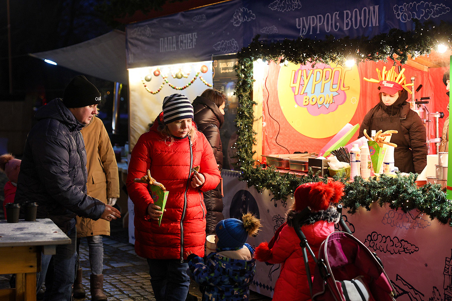 Гастрономическая шаурма и другие: на острове Канта открылась новогодняя ярмарка (фото)