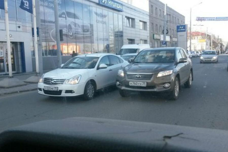 Движение по улице Дзержинского затруднено из-за аварии (фото)