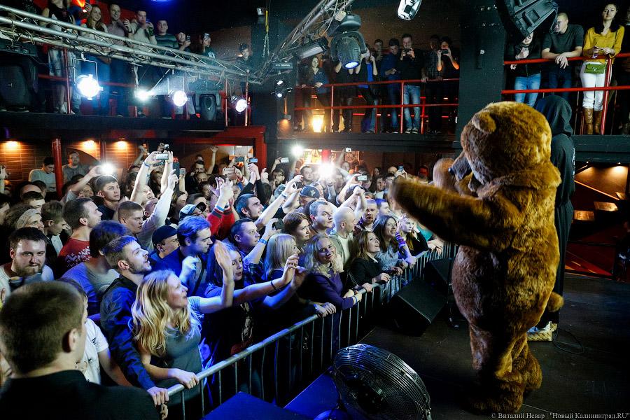  Лапти разбил об пол: на Вагонке прошёл концерт «Нейромонаха Феофана»