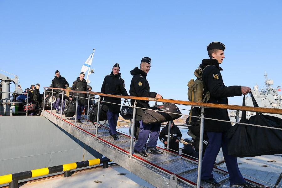 Оркестр и поросенок: в Балтийск из дальнего похода вернулись курсанты БВМИ