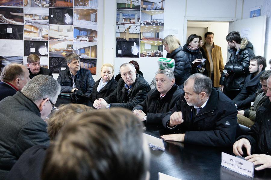 Женщины на «шпильках» и автопарковки: депутаты облдумы обсудили будущее Театра эстрады