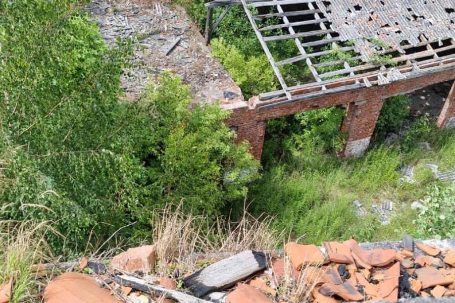 В Черняховске 12-летний мальчик упал с чердака заброшенного здания, он госпитализирован