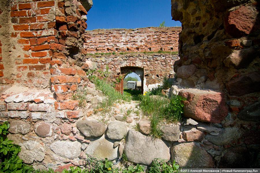 «Приезжайте позже»: территория переданной РПЦ кирхи в Романово превратилась в поселковую свалку
