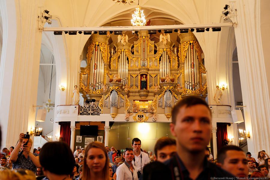 Толпа и селфи-палка: выпускникам БФУ вручили очередную партию дипломов