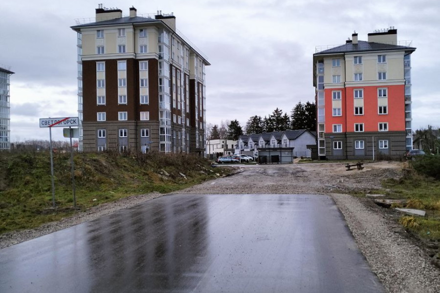 В Светлогорске не стали полностью асфальтировать улицу — ее отрезок вышел за пределы города (фото)