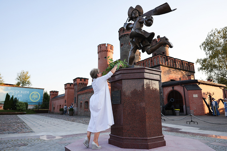 И Пётр I такой молодой: во Фридрихсбургских воротах установили скульптуру Зураба Церетели (фото)