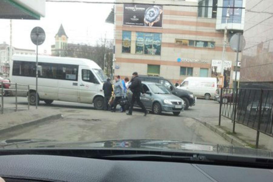 На Черняховского столкнулись маршрутка и легковой автомобиль (фото)