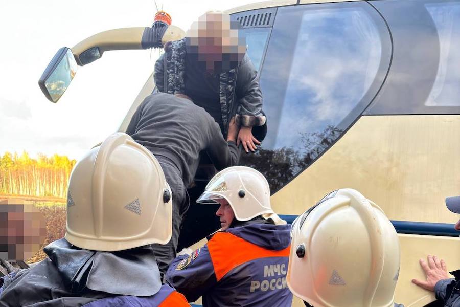 МЧС задействовало 15 человек в ликвидации ДТП с туристическим автобусом