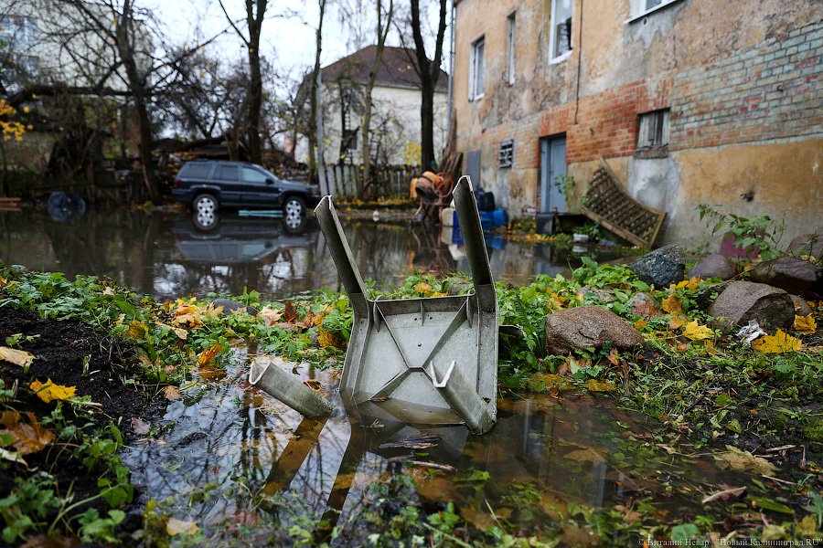 Водный мир на Орудийной: в Калининграде тонет в болоте жилой дом