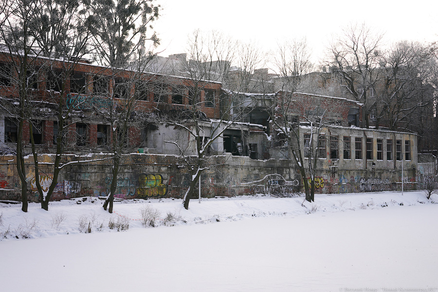 «Система» рухнула: на Нижнем озере ликвидируют строения аварийного завода (дополнено) (фото)