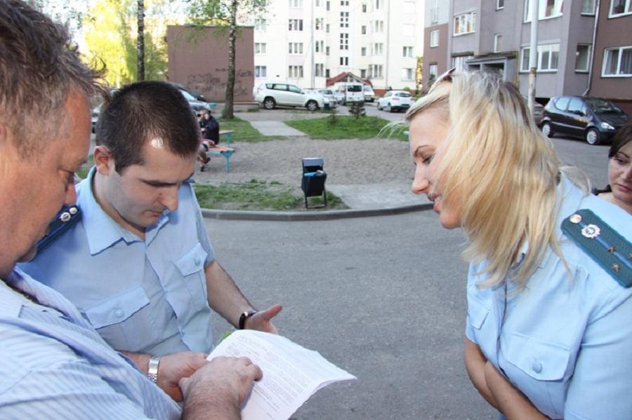 У службы приставов женское лицо: фотоотчет с рейда по должникам