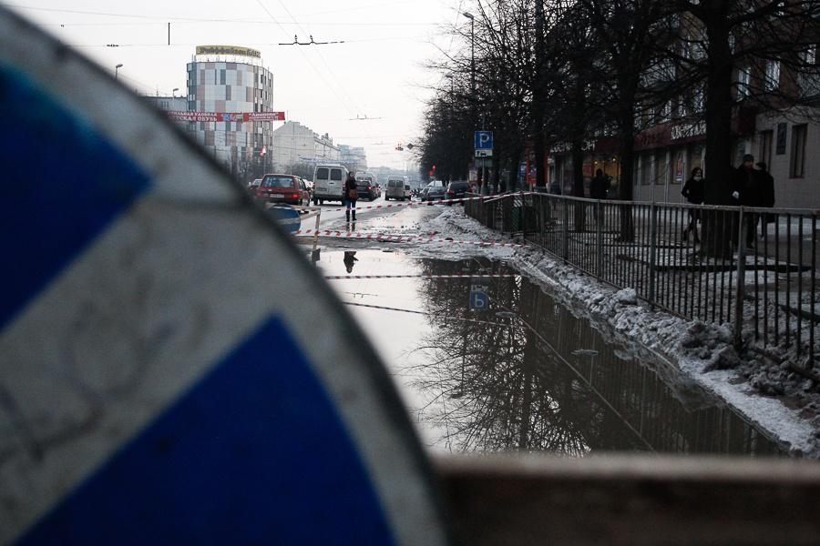 Дорога и пустота: на Ленпроспекте асфальт не выдержал нагрузки (фото)