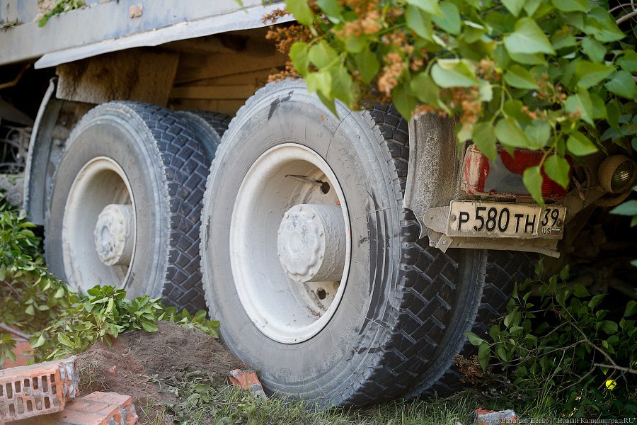 Опрокинулся и снес полдома: под Калининградом в ДТП погибла пенсионерка