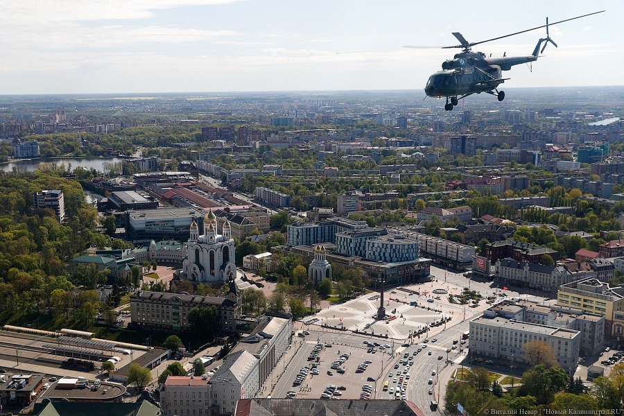 Пролетая над Домом Советов: репетиция воздушного парада из кабины вертолёта