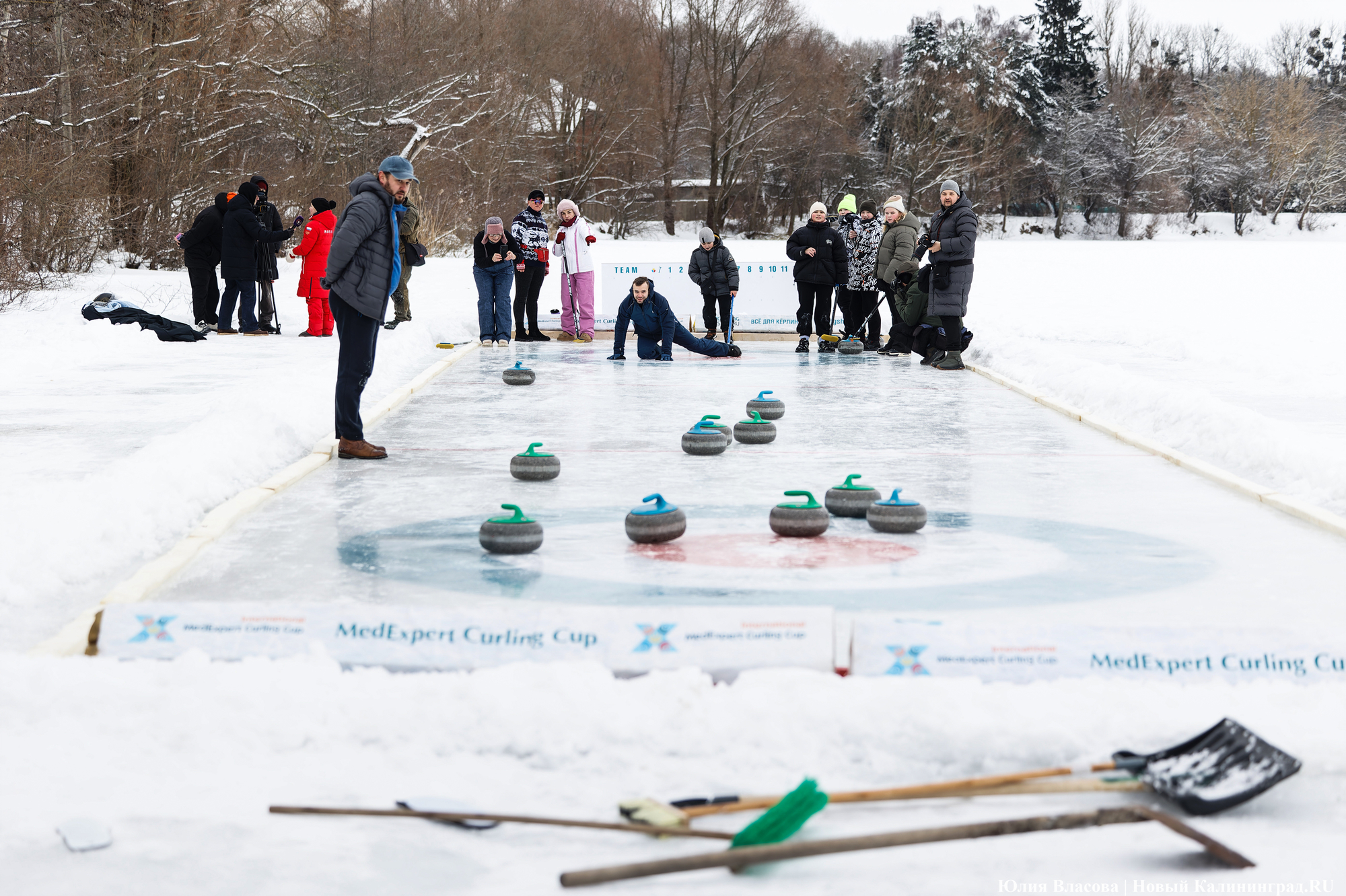 Камни, щетки и «дома»: на озере Шенфлиз впервые сыграли в кёрлинг (фото)