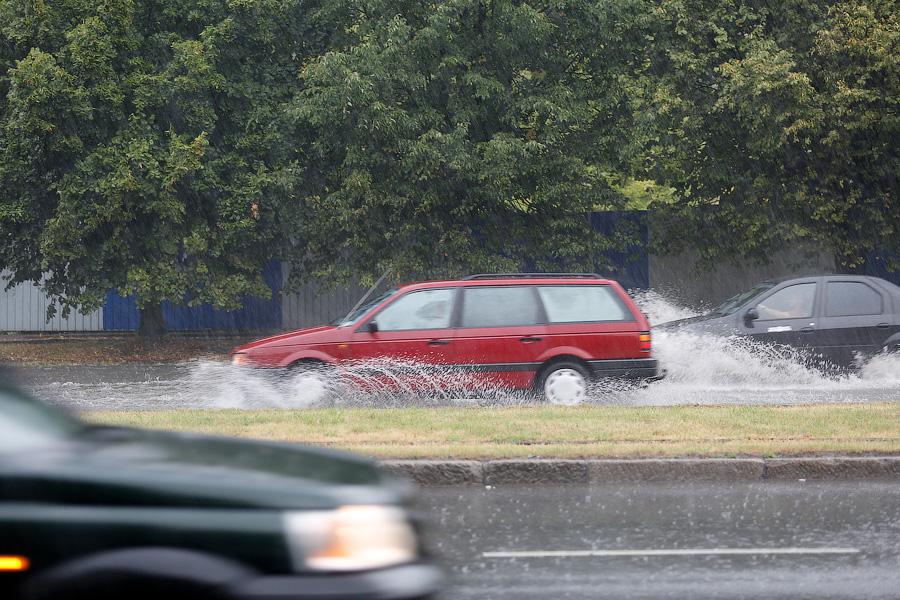 В Калининграде из-за дождя образовались пробки, на улицах случился потоп (фото)