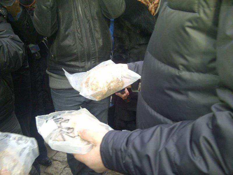 Грузовик на миллиард: полиция показала изъятые из тайника 5 тонн янтаря (фото)
