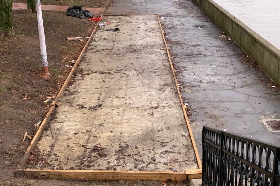 Павильон на «причале» на набережной острова Канта разобрали (фото)