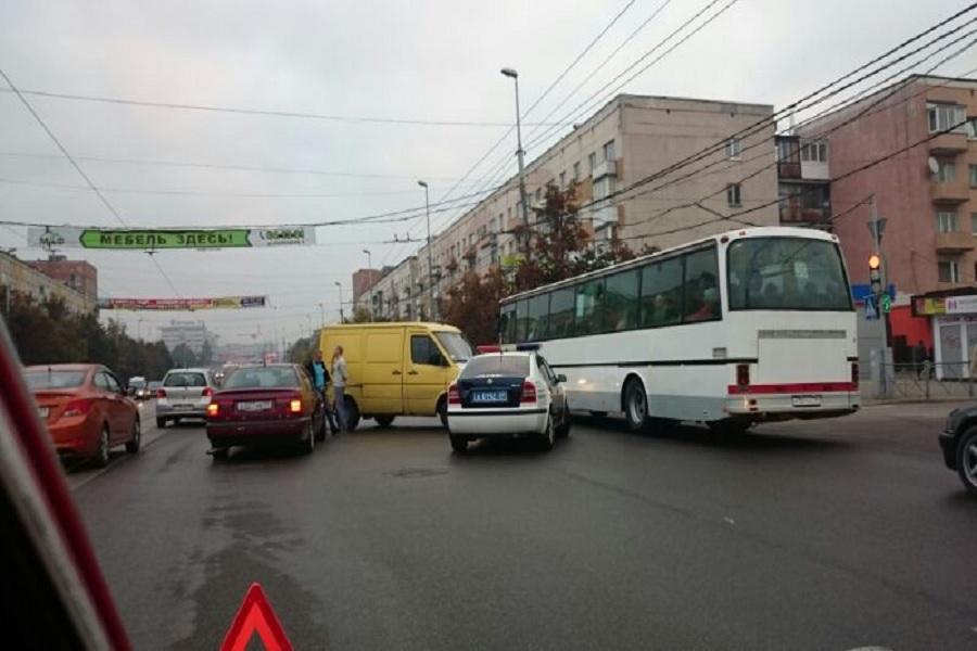 На Ленинском проспекте столкнулись микроавтобус и иномарка (фото)