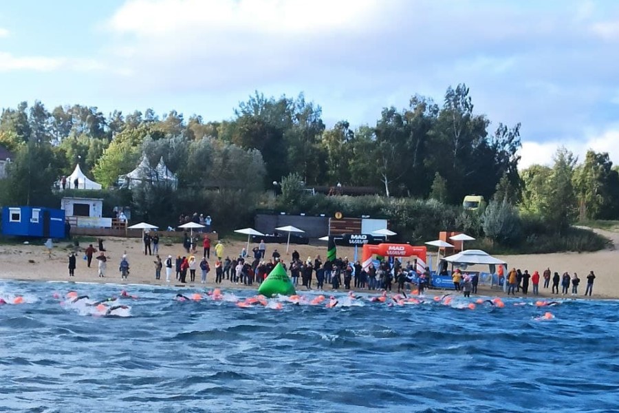 Под Янтарным проходит международный заплыв на открытой воде (фото)
