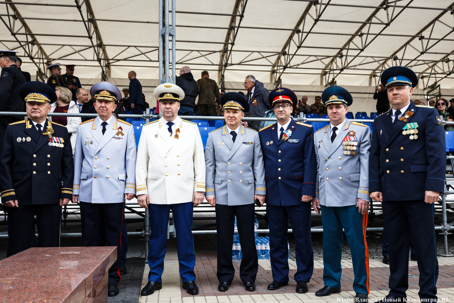 Под Знаменем Победы: в центре Калининграда прошел военный парад (фото)
