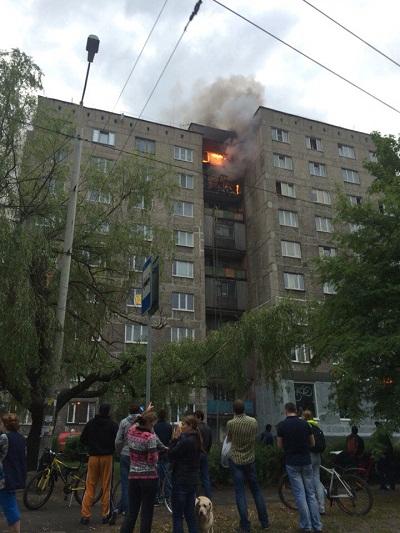 В Калининграде случился крупный пожар в многоэтажке (фото, видео)