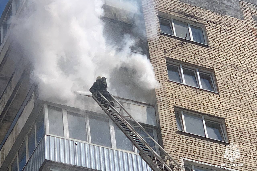 На Московском проспекте в Калининграде загорелась многоэтажка (фото)